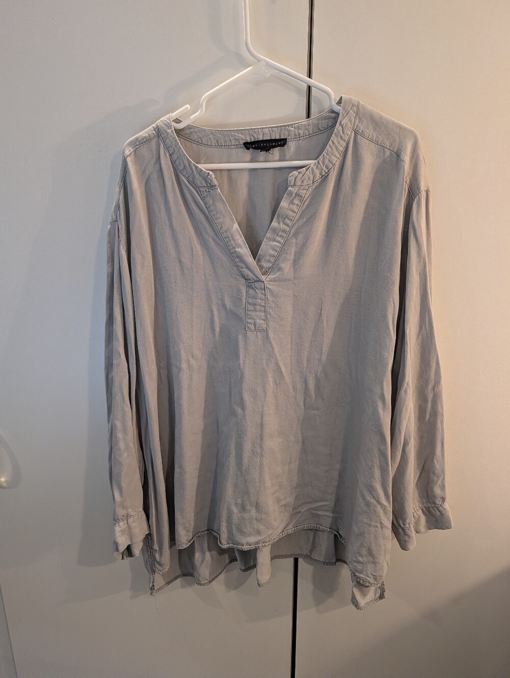 Jane & Delancey Womans 2X Light Gray Relaxed V-Neck Women’s Top
